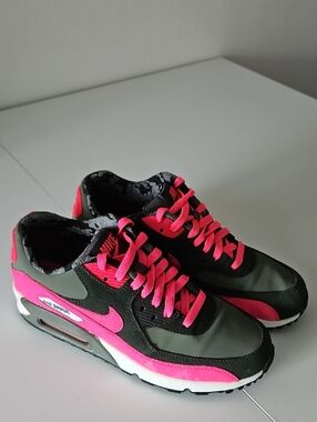 Nike Women’s Black & Hot Pink Running Sneakers